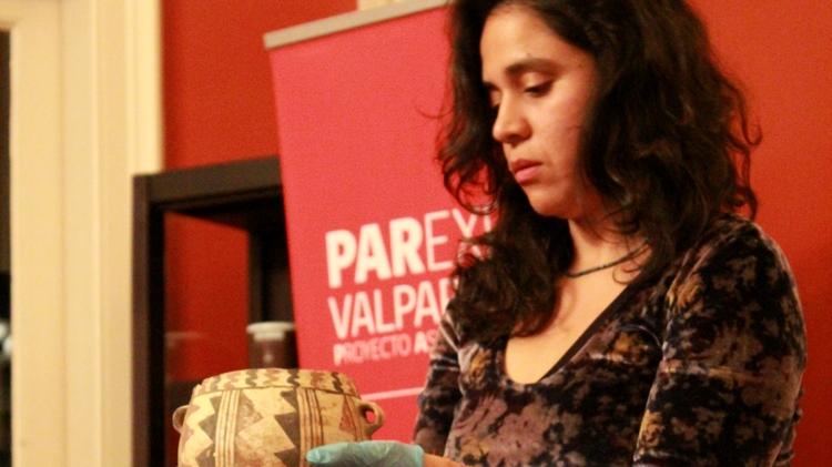 Violeta Abarca, enseña al público asistente una Olla (arqueológica y etnográfica) Cultura Aconcagua.